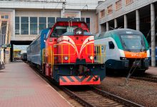 Маневровый тепловоз и электропоезд Stadler у платформы вокзала