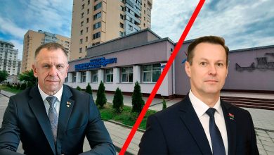 Коллаж: двое мужчин в деловых костюмах на фоне административного здания и жилых многоэтажек, разделённые красной линией
